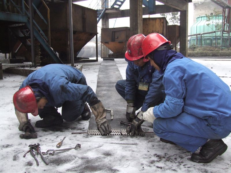 10日檢修人員正在雪地里裝配待修皮帶卡具。