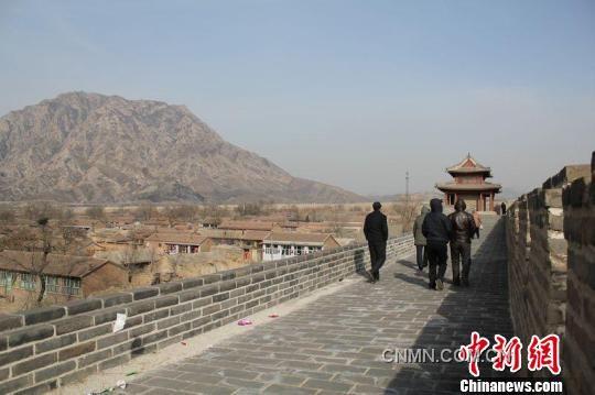 圖為雞鳴驛的城墻，遠(yuǎn)眺為雞鳴山。