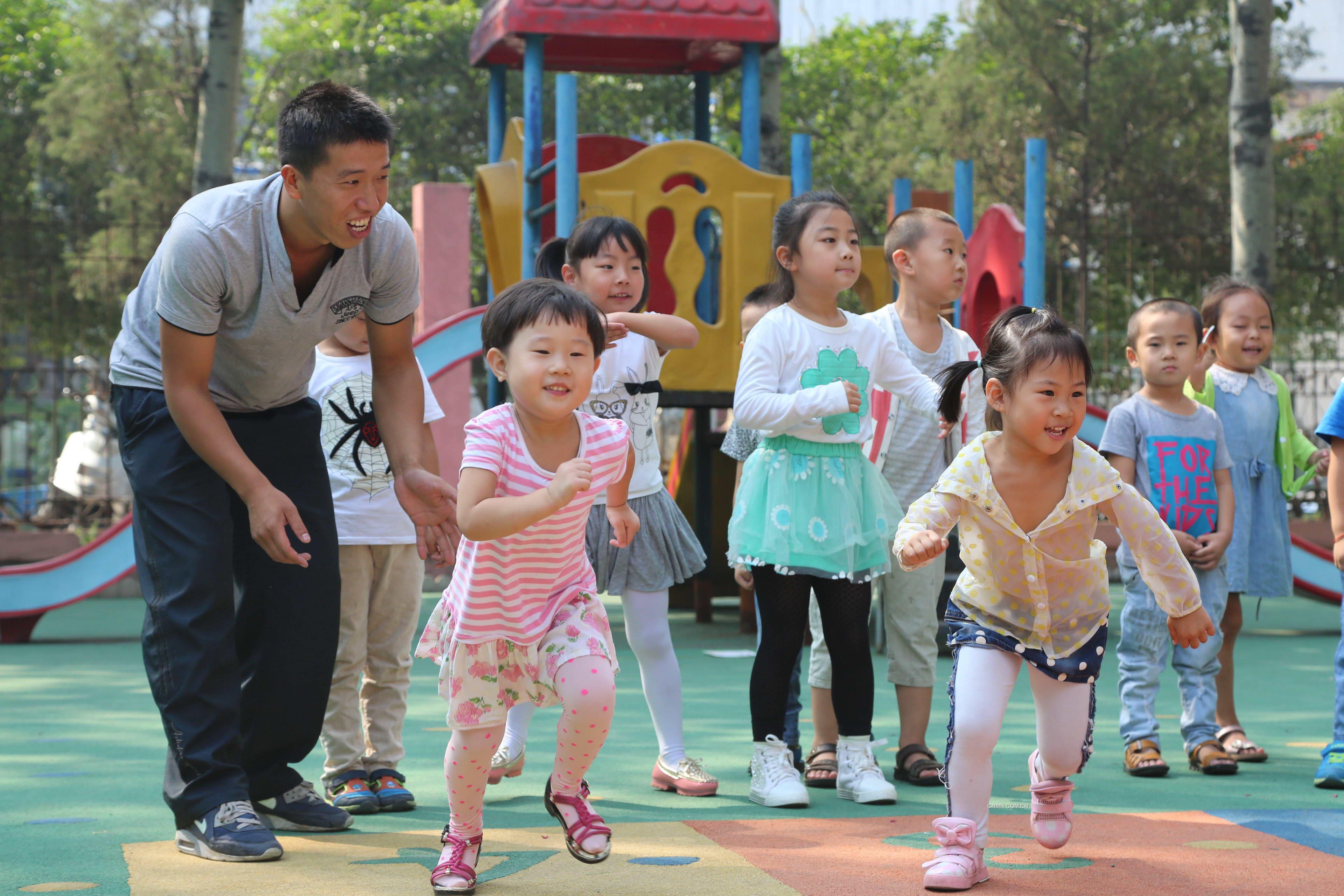 又是一年教師節(jié)，即將到來的教師節(jié)將是原濤作為男幼兒教師度過的第三個教師節(jié)。談及這兩年的幼教經(jīng)歷，原濤介紹道，從最初的親朋好友的不理解，到現(xiàn)在大家的支持，而且小朋友們和他相處的已經(jīng)無話不說了。