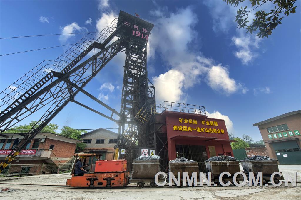 水口山鉛鋅礦二號豎井，開拓于1914年的，1958年，雙箕斗設(shè)施完成，國內(nèi)最早的底卸式箕斗