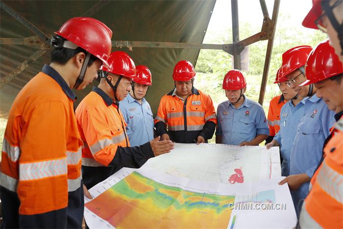 圖為五礦勘察、水口山公司地質(zhì)專家和技術(shù)人員在探討資源勘探工作